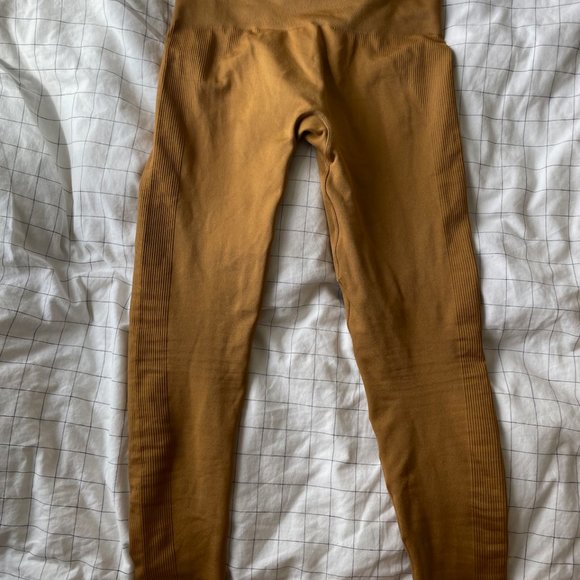 Set Active Box Cut Bra and Leggings in Glow, Size Small - Picture 5 of 6